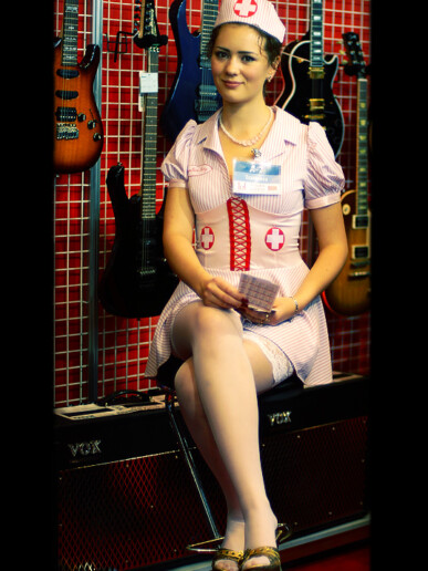 Just a nice girl at guitar stand, фотограф Денис Клюев