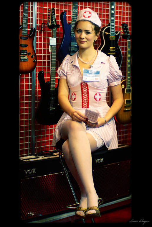 Just a nice girl at guitar stand, фотограф Денис Клюев